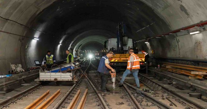 Metroda raylar yenileniyor