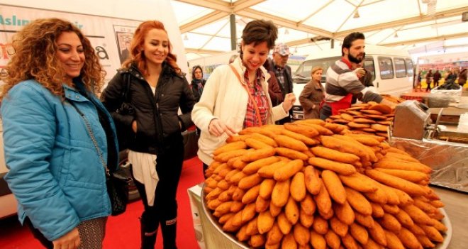 55 farklı ilden 2 bin 500 yöresel ürün Karşıyaka'da