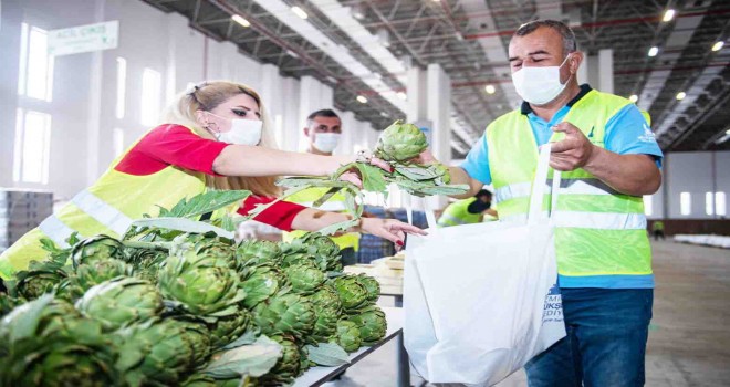 İzmir Büyükşehir hem üreticiye hem dar gelirli ailelere destek oluyor