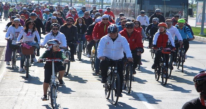 Başkan Dr. Tugay, çiçek yerine bağış önerdi...