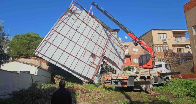 İzmir Büyükşehir Belediyesi ekiplerinin sağanak ve fırtına mesaisi