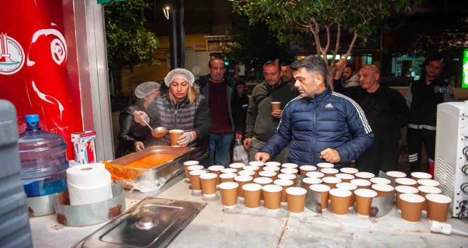 Sıcak çorba Karşıyakalıların içini ısıtıyor