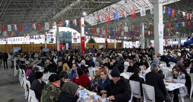 İzmir Büyükşehir Belediyesi ilk iftar sofrasını Gaziemir’de kurdu