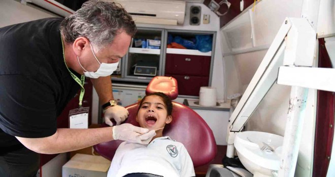 Çiğlili çocuklar ağız ve diş sağlığı taramasından geçiyor