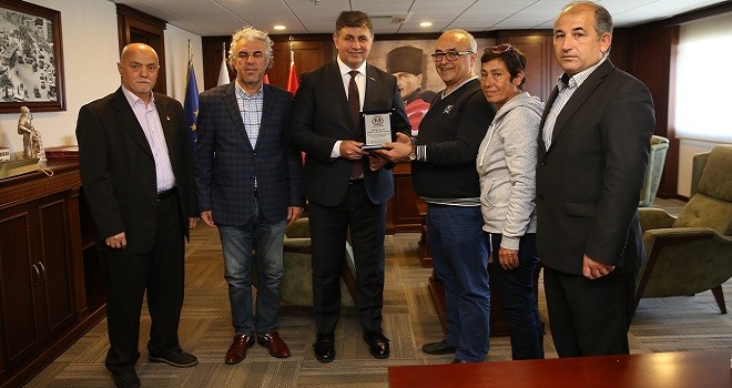 Karşıyaka Amatör Futbol Kulüpleri Başkan Tugay'ı ziyaret etti