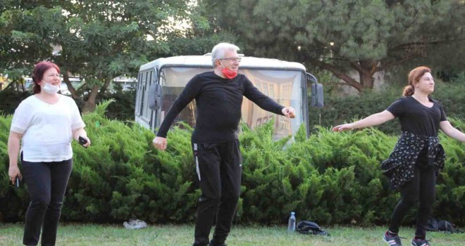 Başkan Eriş, zumba kursuna konuk oldu