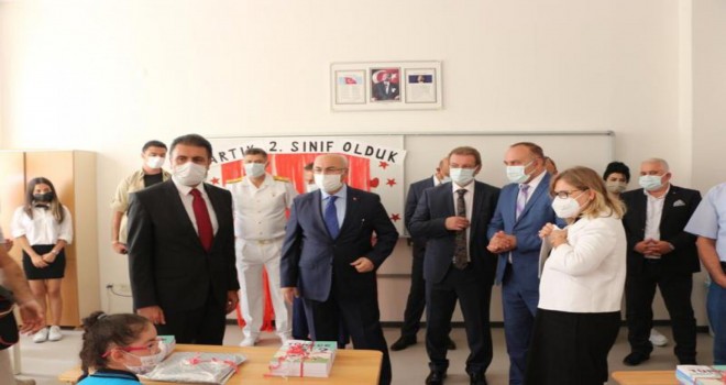 Bakan Yardımcısı Prof. Dr. Aşkar, Karşıyaka Kaptan Altay Altuğ İlkokulu'nda törene katıldı