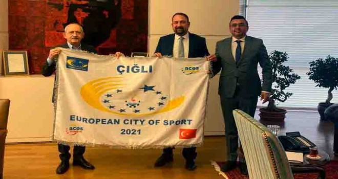 Başkan Gümrükçü, Avrupa Spor Kenti ödülünü Kemal Kılıçdaroğlu’na takdim etti