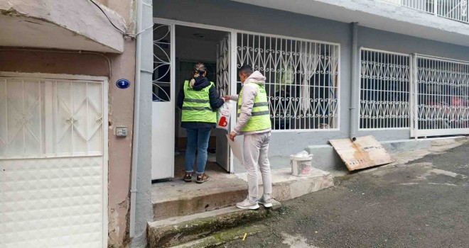 Bayraklı Belediyesi'nden kıyafet ve hijyen malzemesi desteği