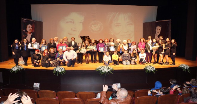 ÇYDD İzmir Şubesi'nden 25.yılını dolduran üyelerine plaket