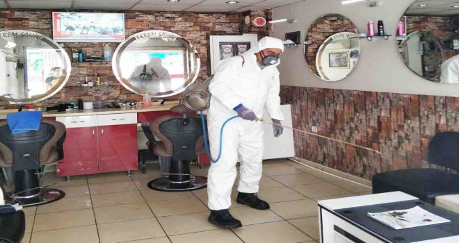 İzmir'de berber ve kuaförler dezenfekte ediliyor