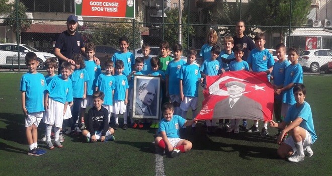 Bostanlıspor Atamızı sahada andı...