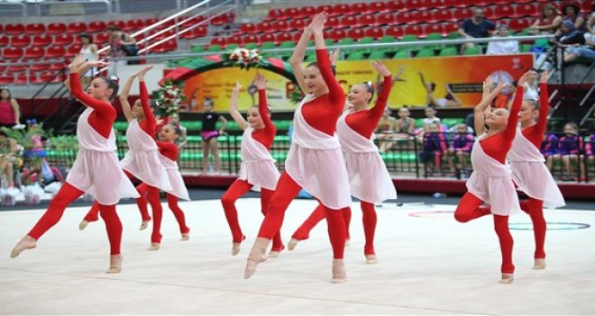 6 ülkeden cimnastikçiler Karşıyaka'da buluştu