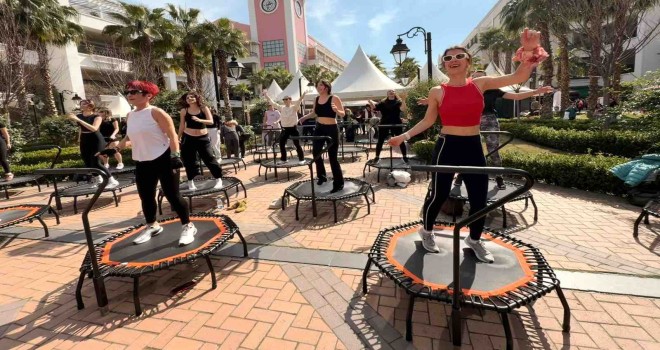 Karşıyaka'da kadınlar ''Özgürlüğe Zıpla'' etkinliğinde buluştu