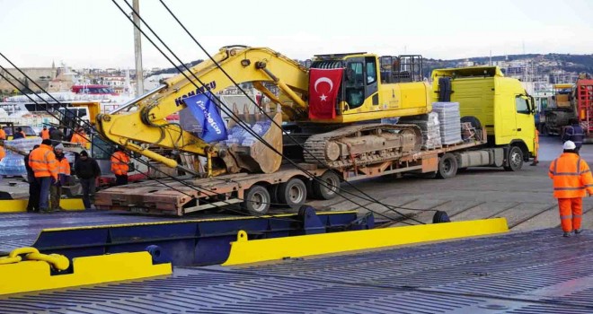 İzmir Büyükşehir Belediyesi’nin iş makineleri ve operatörleri Antakya’da