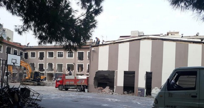 Karşıyaka'da yıkılan 2 okul ihaleye çıkıyor...