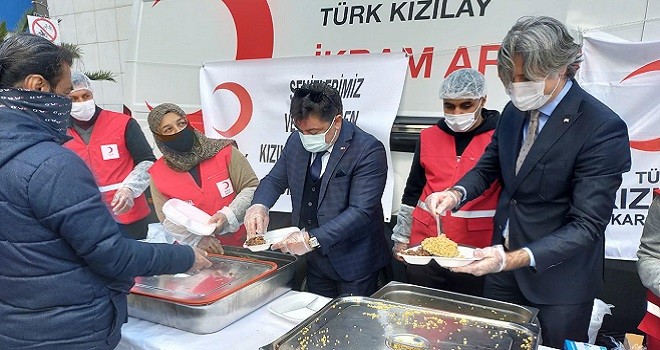 Karşıyaka Kızılay'dan şehitler için 2 bin kişiye yemek dağıtıldı