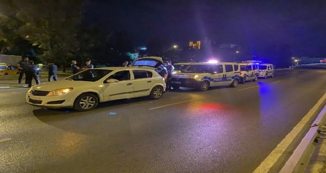 Karşıyaka'da polisten kaçarken çaldıkları televizyonu yere attılar