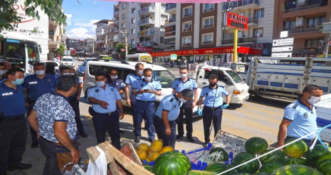 Karabağlar’da seyyar satıcılarla mücadele sürüyor
