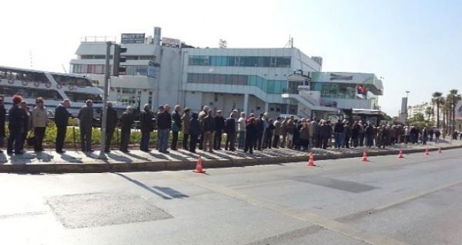 65 Yaş Kartı alabilmek için 400bin kişi kuyrukta