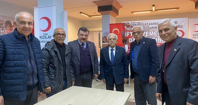 Türk Kızılay İftarına Karşıyakalı muhtarlardan destek