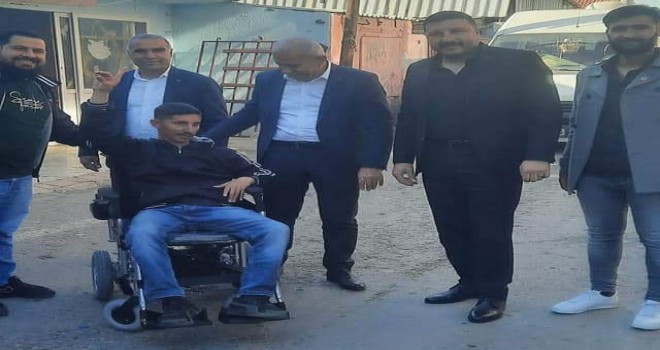 MHP Karşıyaka İlçe Teşkilatı engelli Göktaş'ın yüzünü güldürdü