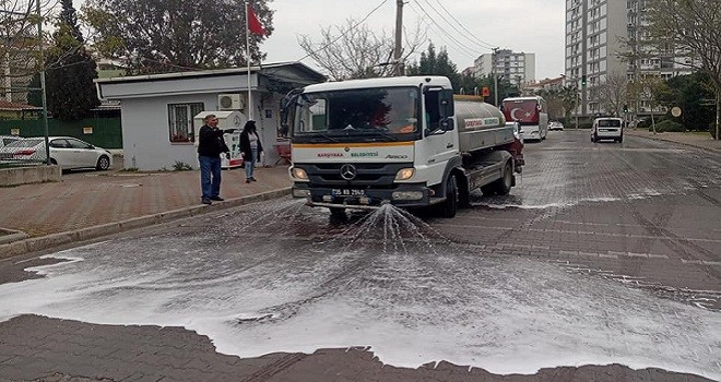Karşıyaka Belediyesi sokakları temizliyor