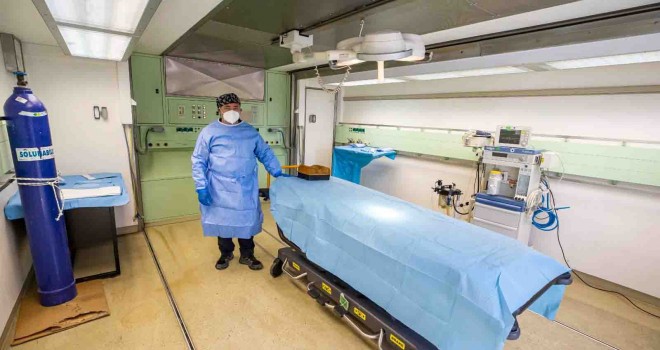 İzmir Büyükşehir Belediyesi Hatay’da mobil ameliyathaneli sahra hastanesi kurdu