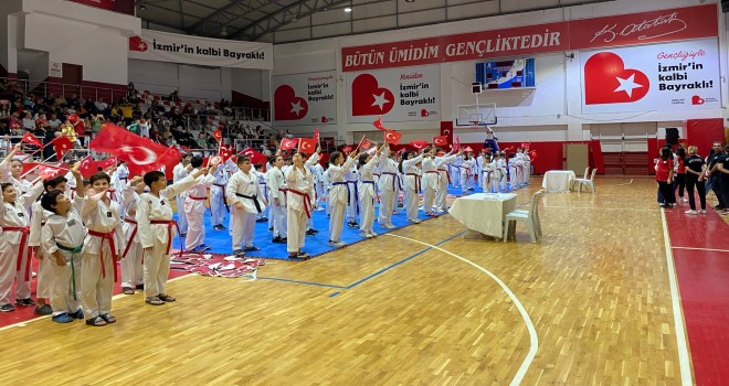 Bayraklı’da Cumhuriyet coşkusu sporla başladı