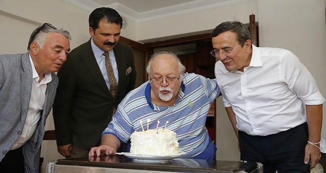 Abdül Batur'dan İzmir Baba'ya sürpriz...