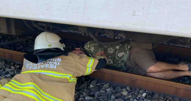 İZBAN Mavişehir istasyonunda raylara atladı...