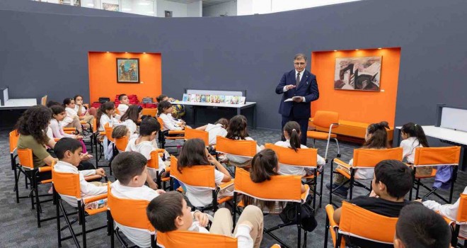 Başkan Tugay çocuklara kitap okumaya devam ediyor