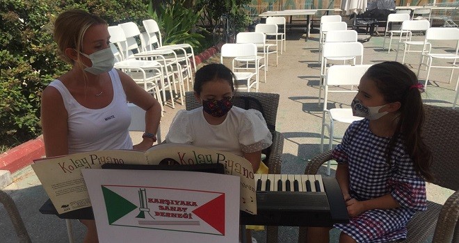 Karşıyaka Sanat Derneği, çocuklara piyano çalmasını öğretiyor...