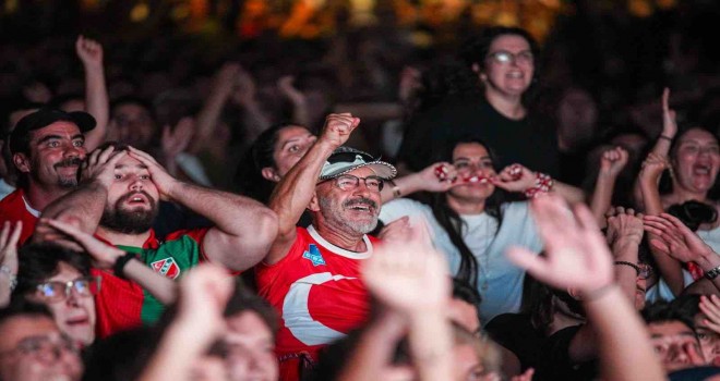 Milli heyecan Karşıyaka ve Konak'ta dev ekranda yaşandı
