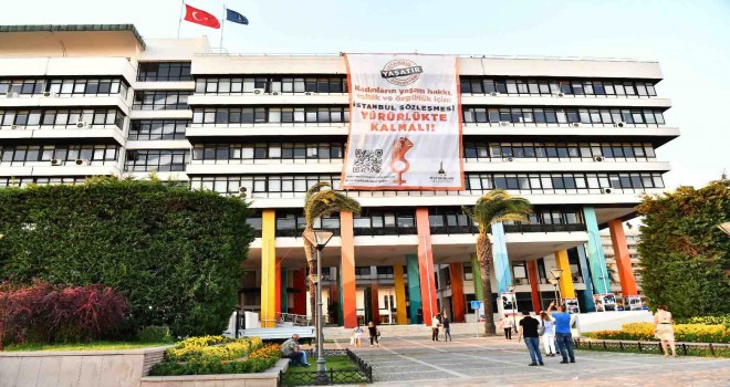 İzmir Büyükşehir Belediyesi'nden dev pankart