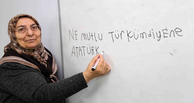 74 yaşında okuma yazmayı öğrendi