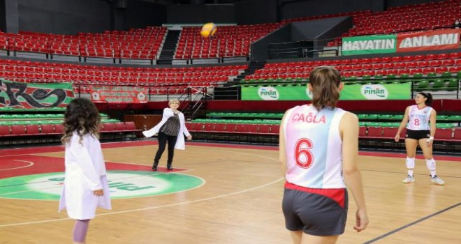 Karşıyakalı voleybolcular kadın doktorlarla maç yaptı