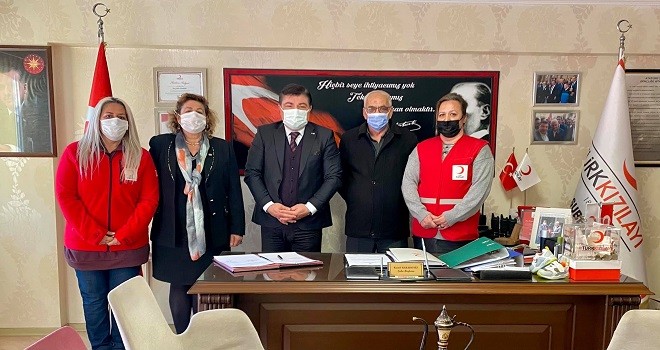 Kızılay Karşıyaka'dan Hakkari'ye 300 kışlık kıyafet