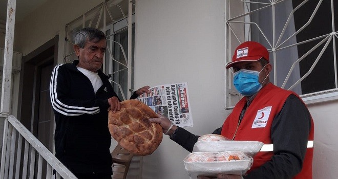 65 yaş üstü vatandaşlarımıza pide, gazete, iftar yemeği...