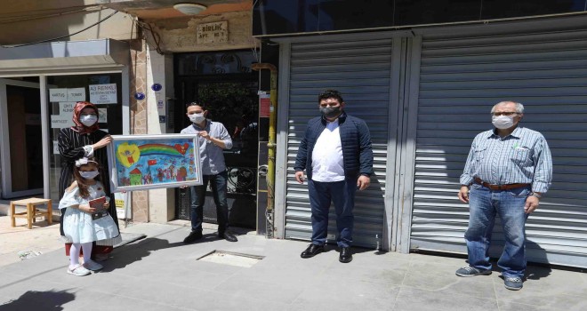 Minik eller Zübeyde Ana’yı resmetti