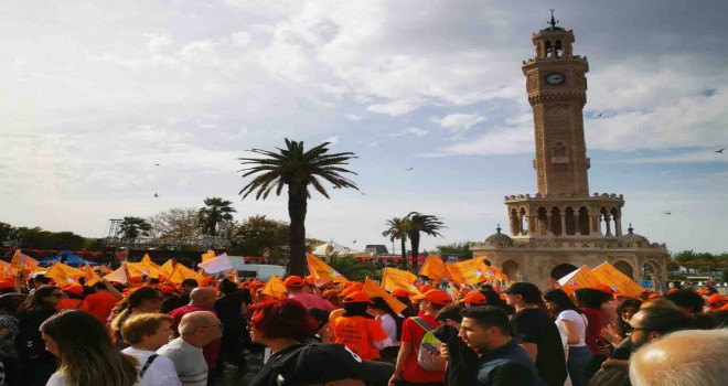 İzmir, LÖSEV turuncusuna boyandı