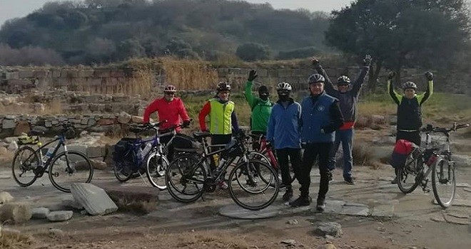 Bostanlıspor'un bisikletçileri pazar gezmelerine devam...