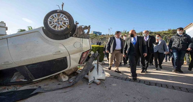 Başkan Soyer hortumun vurduğu Alaçatı'da