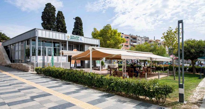 Buca’da Halkın Bakkalı ve üretici pazarı bir arada