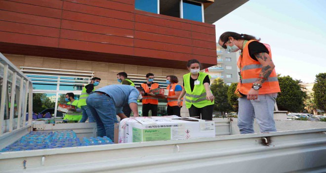 Bayraklı’nın gönüllü ordusu gece gündüz çalışıyor