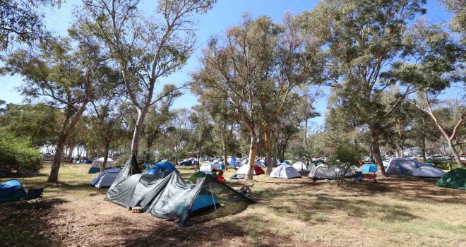 Gençler Pamucak'a akın etti