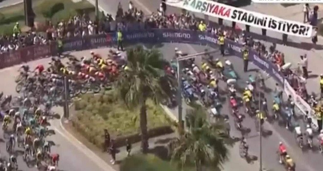 Cumhurbaşkanlığı Bisiklet Turu'nda Karşıyakalılardan stat pankartı...