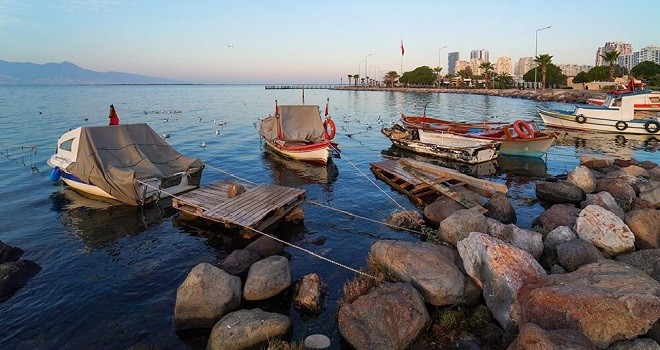 Karşıyaka'da kaçak iskele ve yapılar yıkılacak