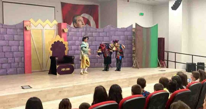 Uygur Çocuk Tiyatrosu Kınık'ta sahne aldı