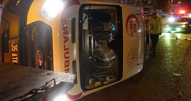 Karşıyaka'da otomobille çarpışan ambulans devrildi